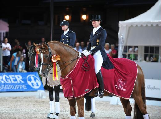 Foto: Doppelsiegerin Ulla Salzgeber auf Herzruf’s Erbe bei der Peterhof Dressur Gala 2012 - Fotograf: Tanja Becker