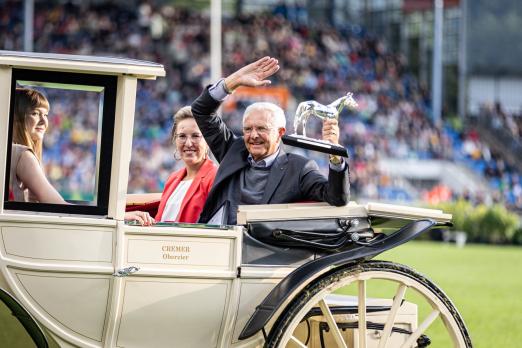 Foto: Sieger des Medienpreises „Das Silberne Pferd“, Christoph Hess. Im Hintergrund die Drittplatzierte Gianna Regenbrecht. - Fotograf: CHIO Aachen/Jasmin Metzner