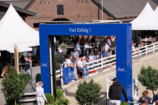 Foto: Ansturm der Schaulustigen schon am ersten Tag des prestigeträchtigen Tiemeyer x Hetzel Young Horse Masters - Fotograf: A. Lehmeyer Foto: Ansturm der Schaulustigen schon am ersten Tag des prestigeträchtigen Tiemeyer x Hetzel Young Horse Masters - Fotograf: A. Lehmeyer