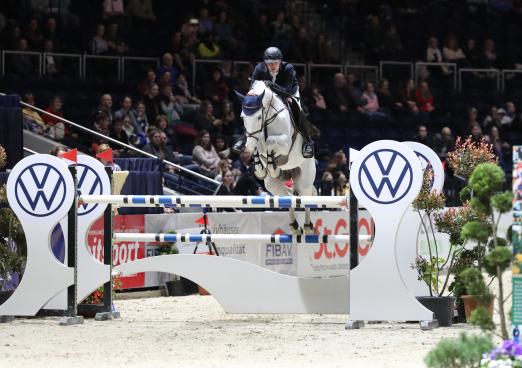 Foto: Tim-Uwe Hoffmann gewinnt die erste Etappe des U25 Springpokal und sichert sich damit direkt den Startplatz fürs Finale beim CHIO in Aachen - Foto: Andreas Pantel 
