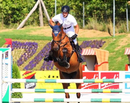 Foto: Holger Wulschner, Hausherr auf der Anlage in Groß Viegeln, gewann das Auftaktspringen der DKB-Pferdewochen Rostock mit der fünfjährigen Stute Bailys B von Canturo. - Fotograf: Pantel