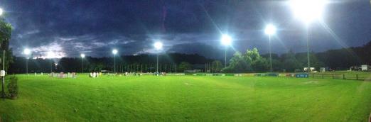 Foto: Bereit für die DJM und das Finale der Jungen Reiter - das Rasenstadion von Riesenbeck International unter Flutlicht - Fotograf: DJM