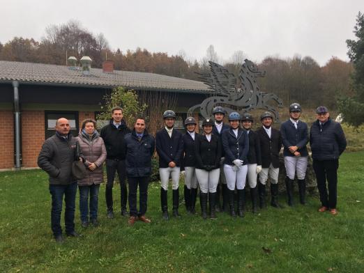 Foto: Seit dem 1. November 2019 erfolgreich im Einsatz für die Landesreitschule Marbach: Nicole Grimm (2.v.l.) und Konrad Müller (3.v.l.), zusammen mit den Prüflingen und Richtern des Trainerlehrgangs C Leistungssport - Fotograf: Archiv Marbach