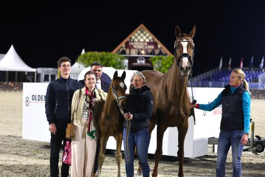 Foto: Preisspitze Estobar (Kat.-Nr. 11) aus dem Züchterhaus Kleen mit den Käufern von Iwicky Dressage sowie Auktionsleiter Roland Metz - Fotograf: OLD-Art