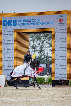 Foto: Armin Schäfer jun. (GER) mit Drops van Overis Z hatben auch in der zweiten Qualifikation, dem Preis der Allianz Generalvertretung Ronnie Kuhlmann, die Konkurrenten hinter sich gelassen - Fotograf: Pauline Ullmann-Davis