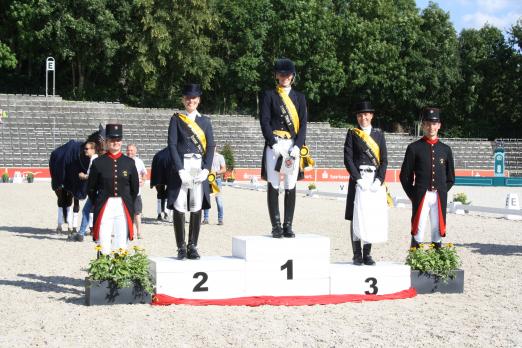 Foto: Die erfolgreichsten Amateure unter sich: Marie-Christin Kogel, Gabriele Matthes und Aileen Day - Fotograf: Löhr