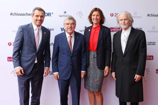 Das Foto zeigt den IOC-Präsidenten Thomas Bach gemeinsam mit ALRV-Präsidentin Stefanie Peters, Lambertz-Alleininhaber Hermann Bühlbecker und ART-Geschäftsführer Michael Mronz. Fotograf: Andreas Steindl
