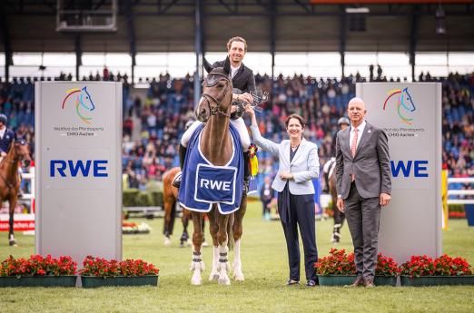 Das Foto zeigt den Sieger im RWE Preis von Nordrhein-Westfalen, den Schweizer Martin Fuchs, gemeinsam mit NRW-Landwirtschaftsministerin Silke Gorißen und ALRV-Aufsichtsratsmitglied Jürgen Petershagen. - Fotograf: CHIO Aachen/Franziska Sack