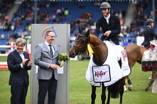 Das Foto zeigt den Sieger im Feinkost Käfer-Preis, Richard Vogel, gemeinsam mit Michael Käfer, Vorstand der Feinkost Käfer GmbH und ALRV-Aufsichtsratsmitglied Dr. Stephan Kranz. - CHIO Aachen/Hubert Fischer