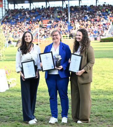 Das Foto zeigt die Siegerin der "Silbernen Kamera", Rebecca Thamm, gemeinsam mit der Zweitplatzierten Danielle Smits und der Drittplatzierten Jasmin Metzner. - Fotograf: CHIO Aachen/Hubert Fischer