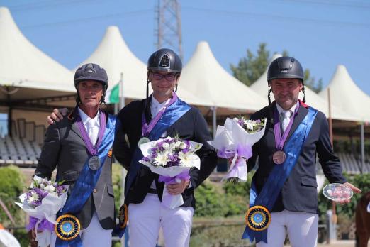 Foto: Hardy Heckel wird bei der Veteranen-EM in San Giovanni Europameister der Ü45-Springreiter vor Diego Uson Olaso (ESP) und Damien Chambon (FRA). - Fotograf: (c) FEI/Marco Proli