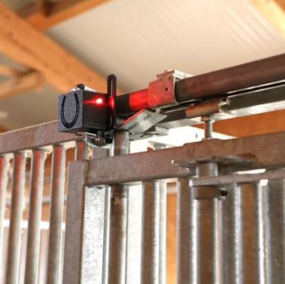 Foto: Der Türwächter leuchtet rot, das bedeutet: Die Tür ist nicht richtig zu! - Fotograf: Caliendo Solutions