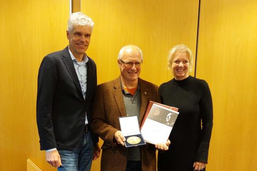 Foto: Lukas Vogt IMitte) ist mit der Graf-Landberg-Velen-Medaille in Bronze ausgezeichnet worden. Es gratulierten FN-Präsidiumsmitglied Ulrike Mohr und Thomas Unguhe, Leiter der Abteilung Pferdesportentwicklung. - Fotograf: FN