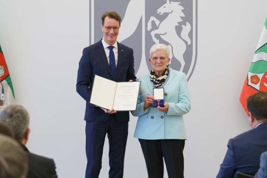 Foto: Gisela Hinnemann hat das Bundesdienstkreuz erhalten, überreicht von NRW-Ministerpräsident Hendrik Wüst. Fotograf: (c) Land NRW/Martin Götz