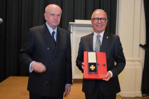 Foto: Das Goldene Reiterkreuz und Standing Ovations gab es für Dr. Harald Hohmann (r.) bei den FN-Tagungen. Die Auszeichnung überreicht wurde von FN-Präsident Martin H. Richenhagen - Fotograf: (c) Holger Schupp