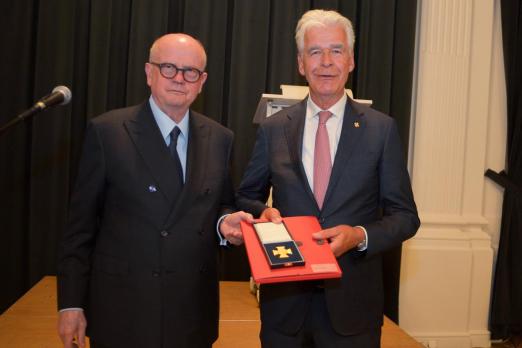 Foto: Theo Leuchten (r.) verabschiedete sich bei den FN-Tagungen als Vorsitzender des Bereichs Zucht und wurde von FN-Präsident Martin H- Richenhagen mit dem Reiterkreuz in Gold ausgezeichnet - Fotograf: (c) Holger Schupp