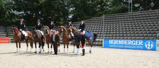 Foto: Mona-Sophie Bimmel siegte mit Savoir Vivre in der Qualifikation zum Nürnberger Burgpokal der Junioren. Herr Hoffmann gratulierte als Repräsentant der Nürnberger Versicherungsgruppe - Fotograf: Löhr