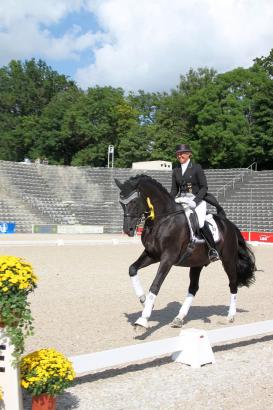 Foto: Die Grand-Prix Siegerin aus 2013 hat sich auch für dieses Jahr wieder angekündigt: Uta Gräf (hier auf Le Noir) - Fotograf: Löhr