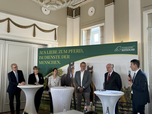 Foto: Bei der Mitgliederversammlung von Pferdesport Deutschland in Bad Dürkheim berichteten die Vize-Präsidenten, der Vorstand und der Präsident Martin Richenhagen (2.v.r.) über die Ergebnisse des Jahres. Auf dem Foto (v.l.): Dr. Klaus Miesner, Annett Schellenberger, Heike Körner, Carsten Grill, Prof. Martin Richenhagen und Dr. Dennis Peiler. - Fotograf: Pferdesport Deutschland