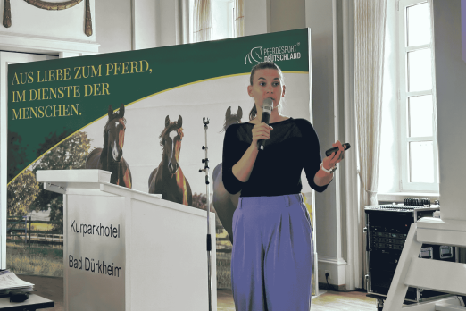 Foto: Julia Schneider hielt einen Impulsvortrag im Beirat Sport während der Jahrestagung von Pferdesport Deutschland in Bad Dürkheim. Fotograf: Pferdesport Deutschland