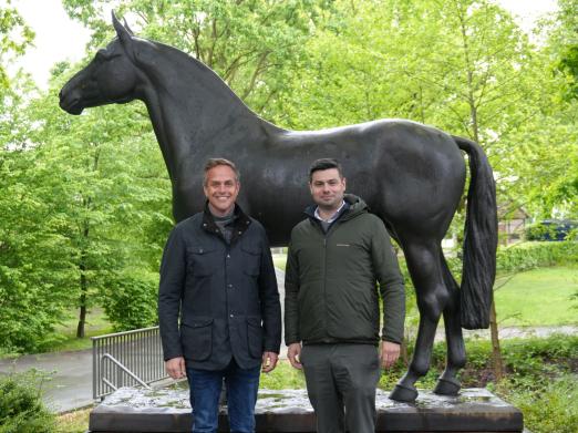 Foto: Thomas Münch, Zuchtleiter, Geschäftsführer- und Vermarktungsleiter Westfälisches Pferdestammbuch und Richard Langels Auktions- und Vermarktungsleiter Trakehner GmbH freuen - Fotograf: Privat