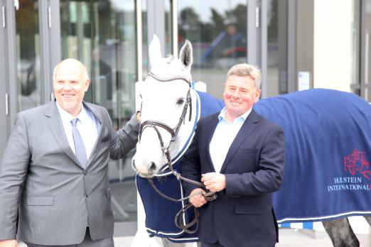 Foto: v.l.n.r. Dirk Iwersen (Holstenhallen Neumünster GmbH), Pferd Easy Way und Harm Sievers (Veranstalter CSI* SHS Holstein International)