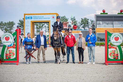 Foto: Siegerehrung Deutschlands U25 Springpokal der Stiftung Deutscher Pferdesport und Holger Hetzel Finalqualifikation: Enno Glantz, Sieger Lasse Nölting und Bundestrainer Peter Teeuwen - Fotograf: Paulie Ullmann-Davis