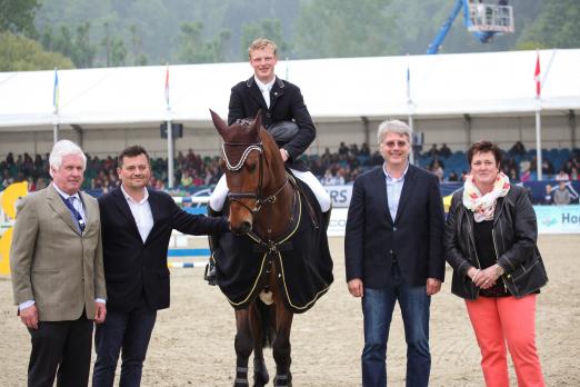 Foto: FN-Präsident Breido Graf zu Rantzau, Francois Kasselmann sowie Veronika Menkhaus und Dirk Bolte (beide RV St. Martinus Hagen) gratulierten Frederick Troschke zum Erwerb des Goldenen Reitabzeichens (v.l.n.r.). - Fotograf: Kerstin Klaaßen