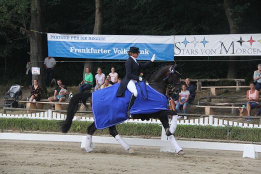 Foto: Siegerin Dorothee Schneider mit Quantum Vis MW mit der Siegerdecke - Fotograf: Wolfgang Leiss