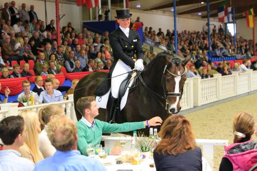 Foto: Emotion pur: Ein Besuch auf der Elite-Auktion in Vechta bringt Freude mit edlen Pferden und interessanten Menschen. - Fotograf: Ernst