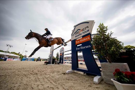 Foto: In Hagen a.T.W. auf dem Hof Kasselmann darf die BEMER Riders Tour eröffnet werden - hier die Etappensiegerin 2019, Katrin Eckermann mit Caleya - Fotograf: Stefan Lafrentz
