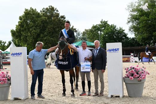 Foto: v. li Veranstalter und Parcourschef Georg Schweiger, Sieger Daniel Böttcher, 2.Vorsitzender Springreiterclub Bayern, Sönke Kohrock, Richter Jürgen Strauß