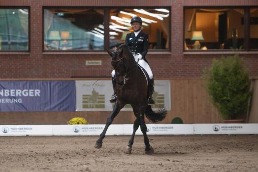 Foto: Ingrid Klimke und Franziskus glänzten im Oktober in Schenefeld - Jetzt eröffnet der Reitstall Klövensteen die Outdoor-Saison der Dressur - Fotograf: T. Gottmann
