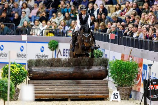 Foto: Ingrid Klimke und EQUISTROs Siena just do it gewinnen die Indoor-Eventing Prüfung vor einem begeisterten Neumünsteraner Publikum - Fotograf: sportfotos-lafrentz.de