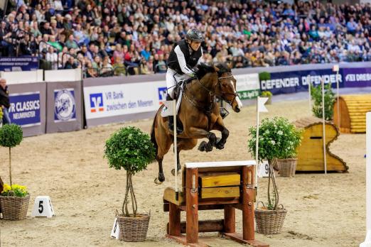 Foto: Ingrid Klimke hat Neumünster im Visier, hier auf Cascamara beim 19. Indoor Eventing über Naturhindernisse im Preis des Vielseitgkeitsfördervereins VFV SH/HH, "In Memoriam Dr. Karl Blobel”- Fotograf: sportfotos-lafrentz.de