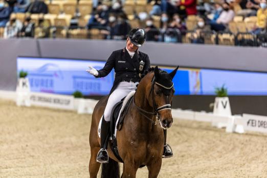 Foto: Niemand zelebriert Ehrenrunden so wie Isabell Werth - Und nirgendwo sonst wird die Dressur so emotional und sachkundig zelebriert wie bei den VR CLASSICS Neumünster - Fotograf: sportfotos-lafrentz.de