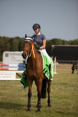 Foto: Isabelle Moe konnte die Stilspringprüfung Kl. L in Heide mit ihrem Holsteiner Quiwi Boy für sich entscheiden - Fotograf: Photo-Rocket, Elmshorn