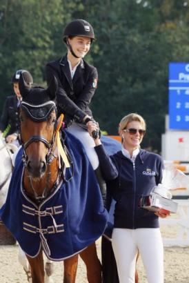 Foto: Null und schnell: Annika Roede mit Veranstalterin Sylvia Gugker - Fotograf: Pferdenews.eu