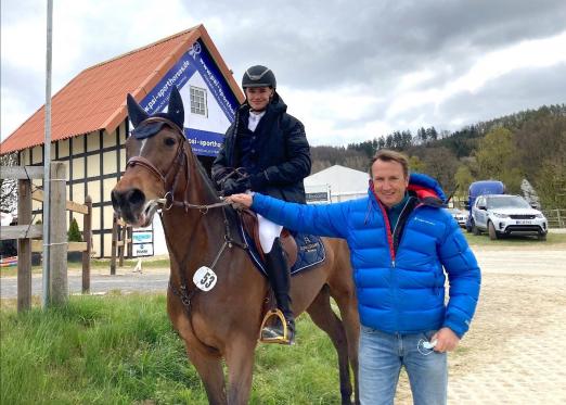 Foto: Jörg Naeve, Turniermacher in Ehlersdorf, ist stolz auf Sohn Robin, der das Goldenen Reitabzeichen verliehen bekommt. Jüngster Erfolg war ein Sieg im S**-Springen am Samstag in Hagen a.T.W. mit Casalia R im U25-Springpokal - Fotograf: Brüske