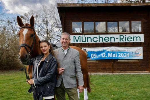Foto: Turnierleitung Jürgen Blum hat Joelina Drews heute zum Fototermin auf der Olympia-Reitanlage empfangen - Fotograf: Franziska Krug for Pferd International München via Getty Images 
