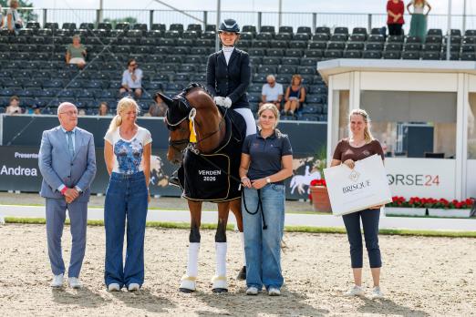 Foto: Der Sieger Faustino G. mit Betina Jaeger - Fotograf: Lafrentz