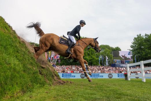 Foto: Marvin Jüngel auf Balou’s Erbin, Derbysieger 2023 - Fotograf: Sportfotos-Lafrentz.de 