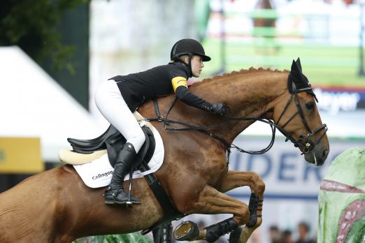 Foto: Janne Friederike Meyer und Goja – als Führende der DKB-Riders Tour (siehe gelbe Armbinde) sammelte Meyer in Wiesbaden weitere wertvolle Punkte für den Gesamtsieg - Fotograf: WRFC/Toffi