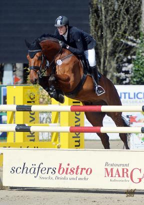 Foto: Jasper Kools und Chatto sicherten sich Platz eins im esrten schwere Springen in Lastrup - Fotograf: Rüchel