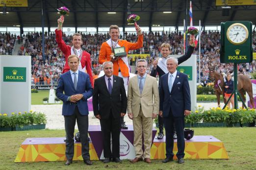 Foto: en Siegern gratulieren v.l. Jean-Frédéric Dufour, Chief Executive Officer Rolex, FEI-Präsident Ingmar de Vos, Bundesinnenminister Thomas de Mazière und ALRV-Präsident Carl Meulenbergh. - Fotograf: Aachen 2015