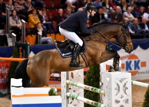 Foto: Qualifikationsrunde zur Wienfort Young Horses Trophy: Cappelner Springreiter Joachim Heyer im Sattel des 7-jährigen Doriano - Fotograf: Fotodesign Feldhaus