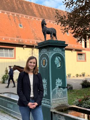 Foto: Johanna Manhart, neue Mitarbeiterin im Kompetenzzentrum PFERD Baden-Württemberg im Bereich Bildung und Beratung mit den Schwerpunkten Pferdefütterung, -haltung und Stallbau - Fotograf: Dr. Gille-Eberhardt Foto: Johanna Manhart, neue Mitarbeiterin im Kompetenzzentrum PFERD Baden-Württemberg im Bereich Bildung und Beratung mit den Schwerpunkten Pferdefütterung, -haltung und Stallbau - Fotograf: Dr. Gille-Eberhardt