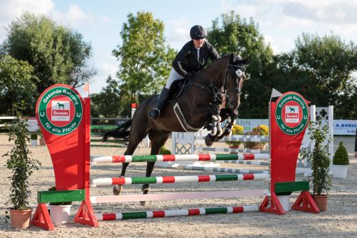 Foto: Judith Lüchau (Schubyer RV e.V.) führt nach drei erfolgreichen Starts im Hunter Cup das Gesamtranking auf dem Weg zum Finale an - Fotograf: Photo Rocket