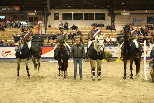 Foto: Jörg Carstensen (mi.) und das Team Knutzen gewannen bei SH Holstein International die Gesamtwertung des Jugend-Team-Cups Schleswig-Holstein. - Fotograf: Tierfotografie Huber