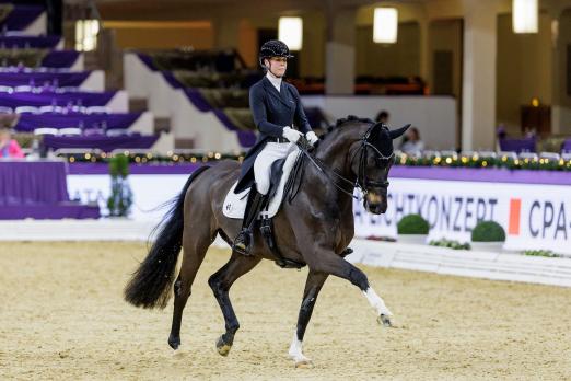 Foto: Juliane Brunkhorst und DSP Diamante Negro brillierten bei der Einlaufprüfung zum NÜRNBERGER BURG-POKAL in der Frankfurter Festhalle - Fotograf: Stefan Lafrentz